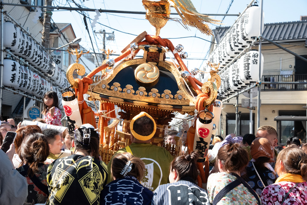 神輿を低く下げ、ダイナミックな担ぎ