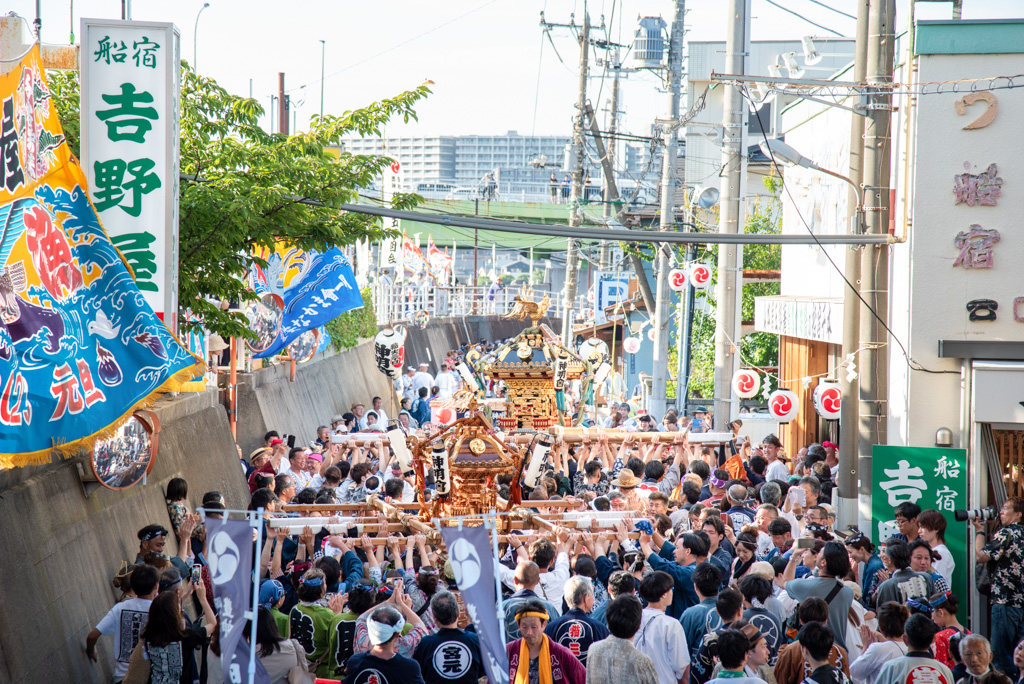 多くの神輿が道いっぱいに練り歩く