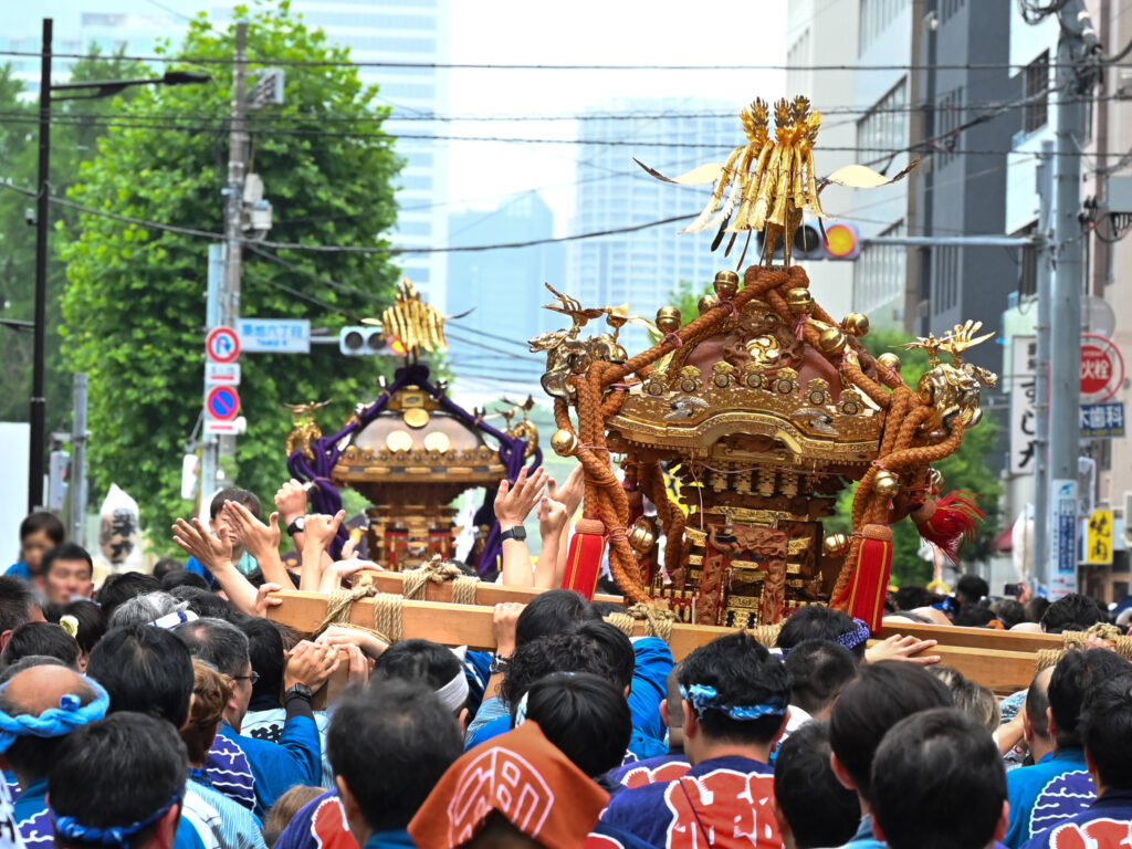 担ぎ方にも注目です