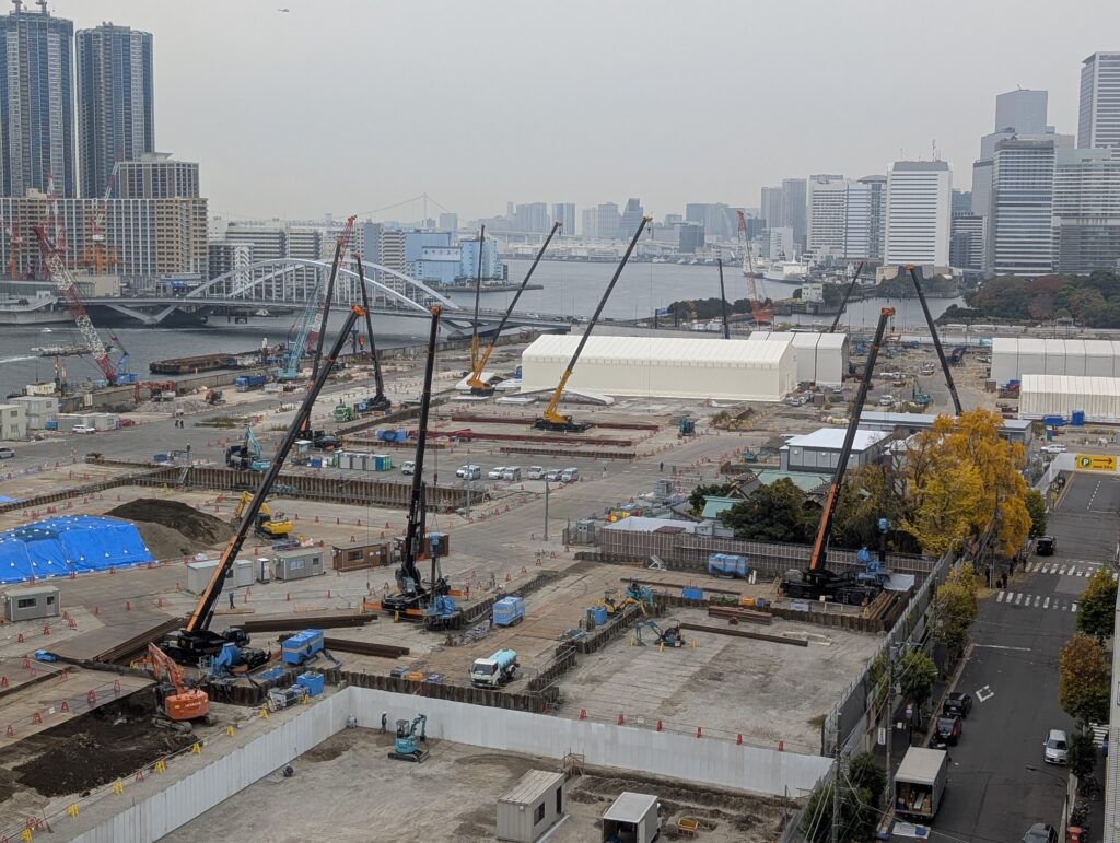 クレーンの台数が一気に増えました。